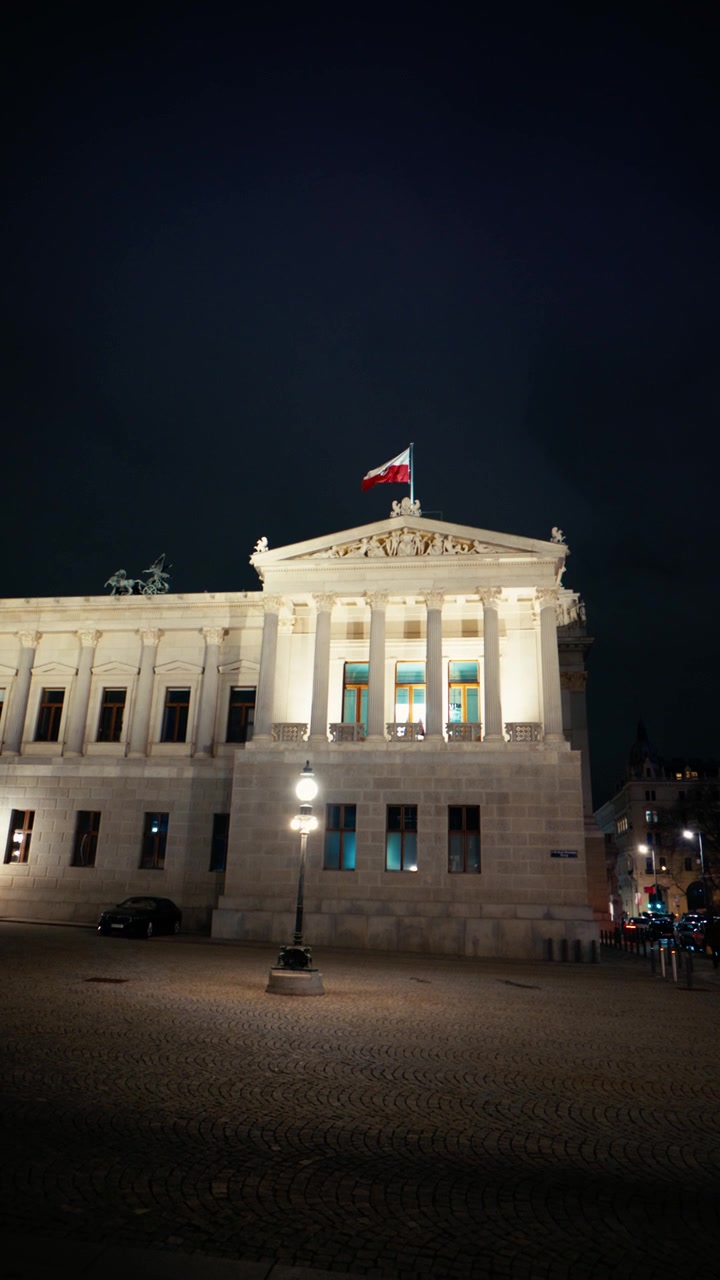 Viena, Áustria, 02 28 2026: Parlamento da Áustria à Noite com Bandeira Tremulando no Topo