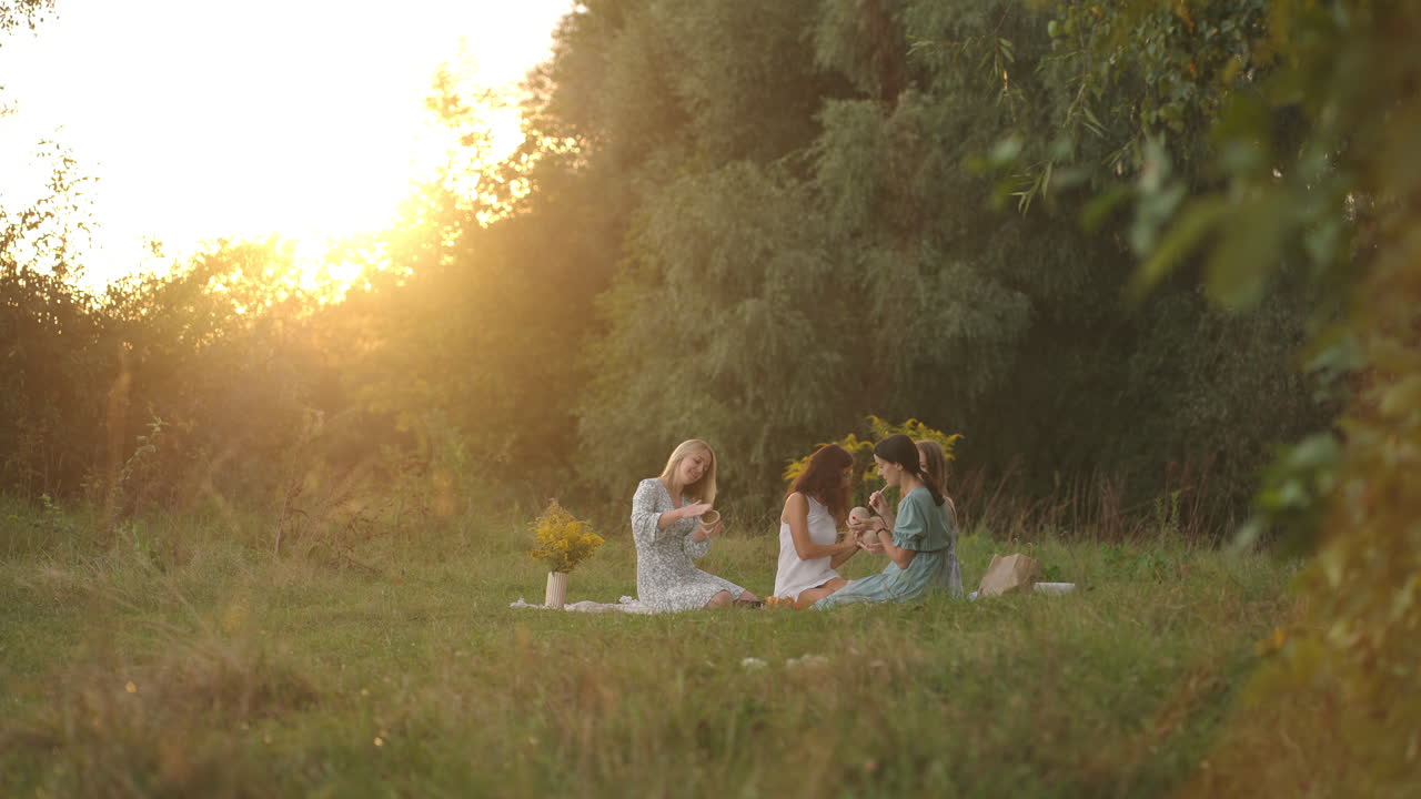 젊은 매력적인 여성들은 자연에서  ⁇ 에서 공원에서 점토로 조각하고 도구를 사용하고 제품을 장식하고 의사소통하고 인상을 공유하고 웃고 결과에 기 ⁇ 합니다. 공통적인 취미입니다.