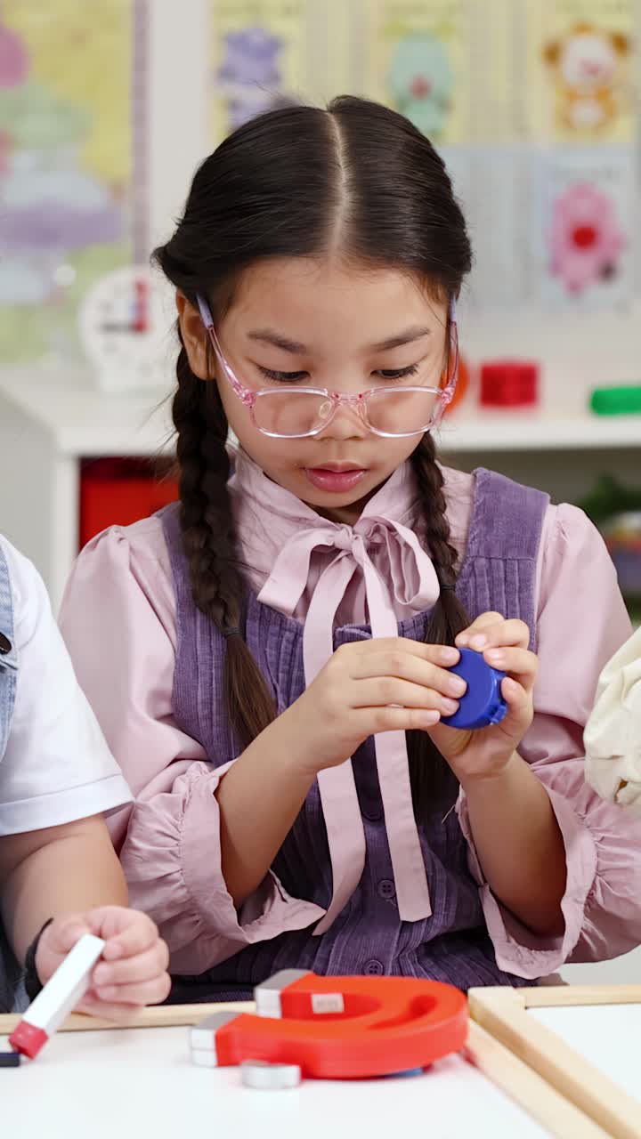 Siswa menjelajahi gaya magnet melalui aktivitas STEM langsung di ruang kelas sekolah yang terang benderang.