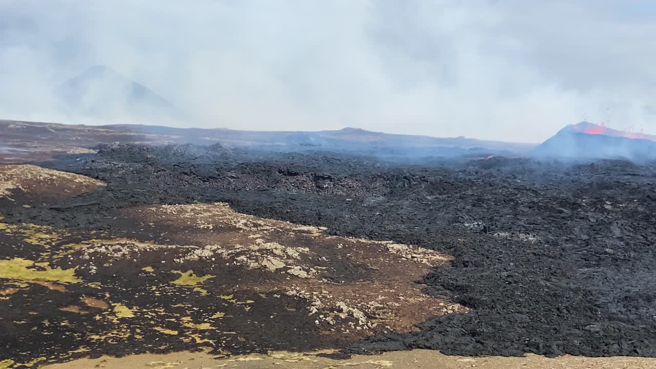 아이슬란드의 파그라달스피알 화산 폭발과 폭발하는 용암,  오른쪽 시각