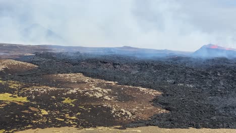 erupción del volcán fagradalsfjall con erupción de lava en islandia, vista panorámica a la derecha