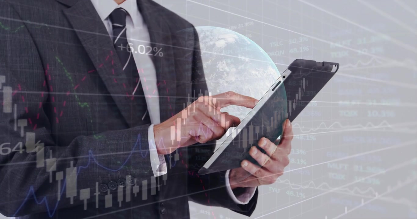Uomo d'affari che effettua il primo tocco su un tablet, avviando una leggera sovrapposizione finanziaria, che mostra i guadagni di mercato.