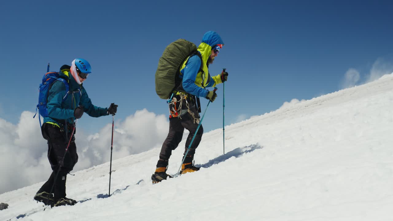 눈 인 산 을 등반 하는 산책자 들