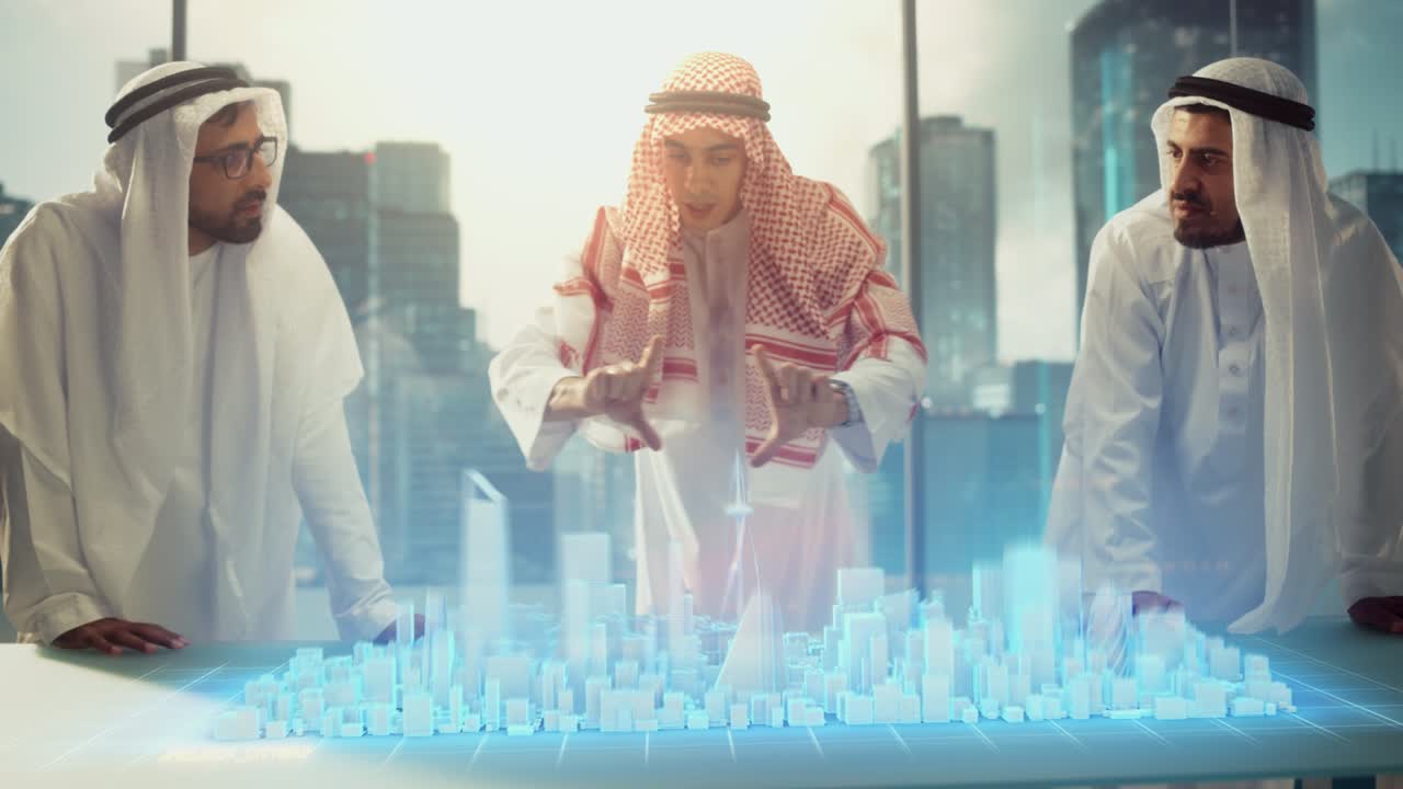 전통적인 옷을 입은 무슬림 부동산 사업 개발자 그룹은 초고층 건물에 있는 현대적인 사무실에서 홀로그램 증강 현실 3d 도시 모델에 기반한 투자 기회를 논의합니다.
