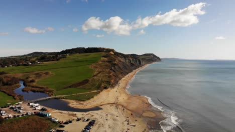 Vista-Aérea-De-La-Playa-De-Charmouth-Hacia-Los-Acantilados-En-Dorset