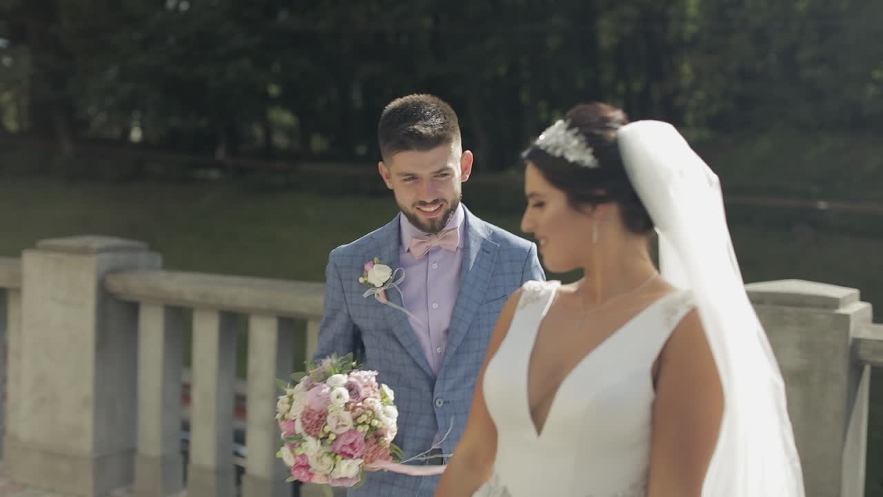 una pareja de bodas, un novio y una novia encantadores, una familia feliz, un hombre y una mujer enamorados.