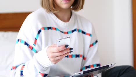 Frau-Benutzt-Digitales-Tablet-Und-Mobiltelefon-Im-Schlafzimmer