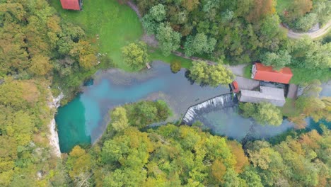 Direkt-über-Blick-Auf-Die-Quelle-Des-Flusses-Kropa,-Semimisch,-Slowenien