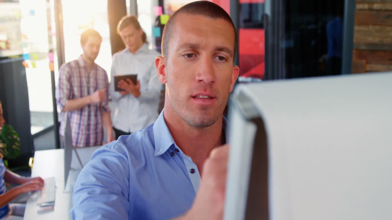 ejecutivo de negocios trabajando en un proyecto