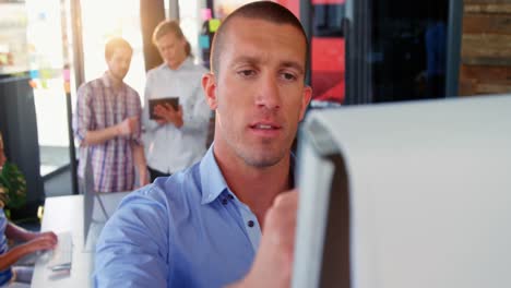 ejecutivo de negocios trabajando en un proyecto