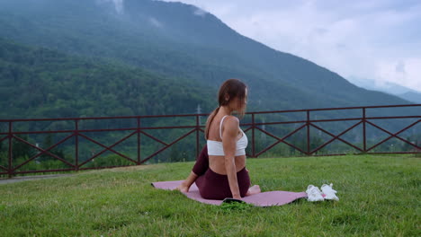 mujer practicando yoga en las montañas