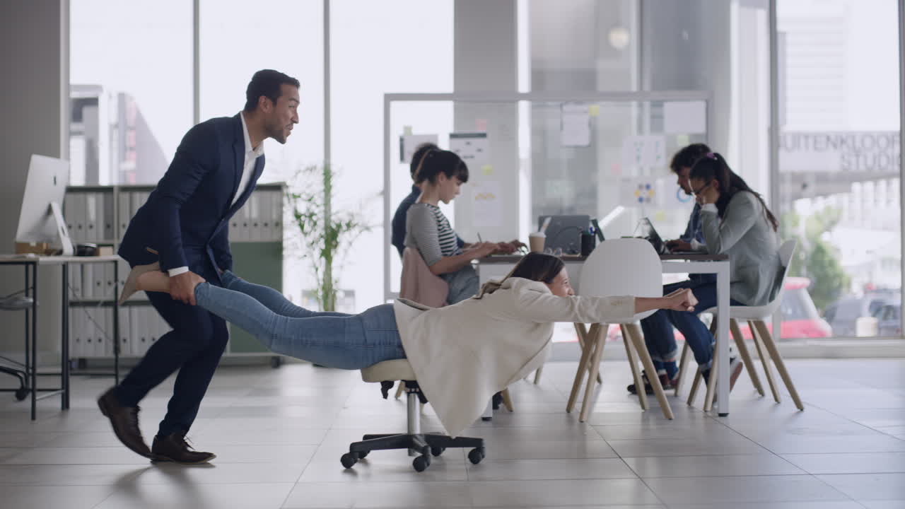 두 명의 동료가 놀고 재미를 느끼고 있습니다.