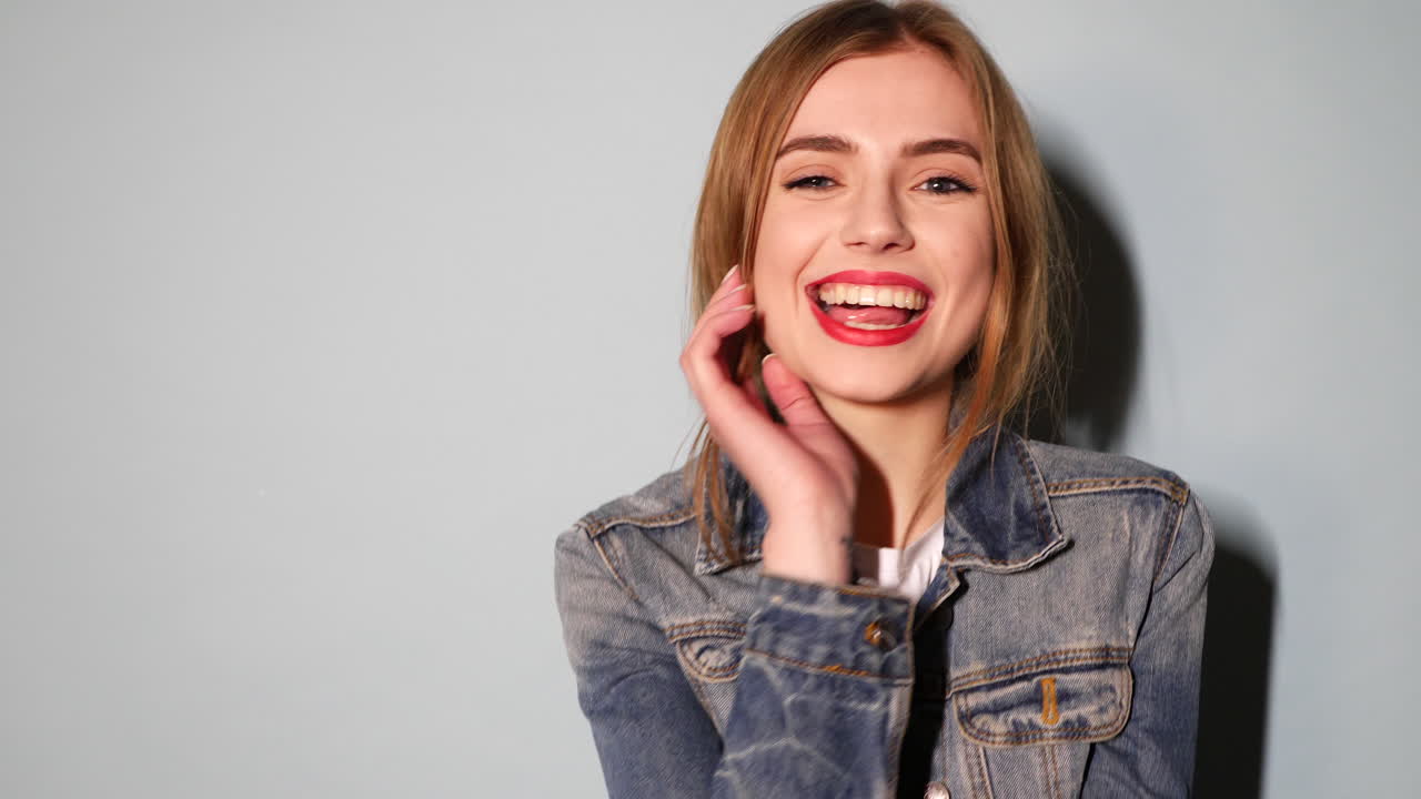 mujer feliz con chaqueta de denim