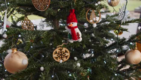 Árbol-De-Navidad-Verde-Tradicional-Decorado-Con-Luz-Del-Día-Lenta.