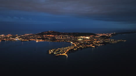 Vista-Nocturna-A-Vista-De-Pájaro:-La-Poesía-Costera,-La-Industria-Pesquera-Y-La-Vida-Marítima-De-Sète.