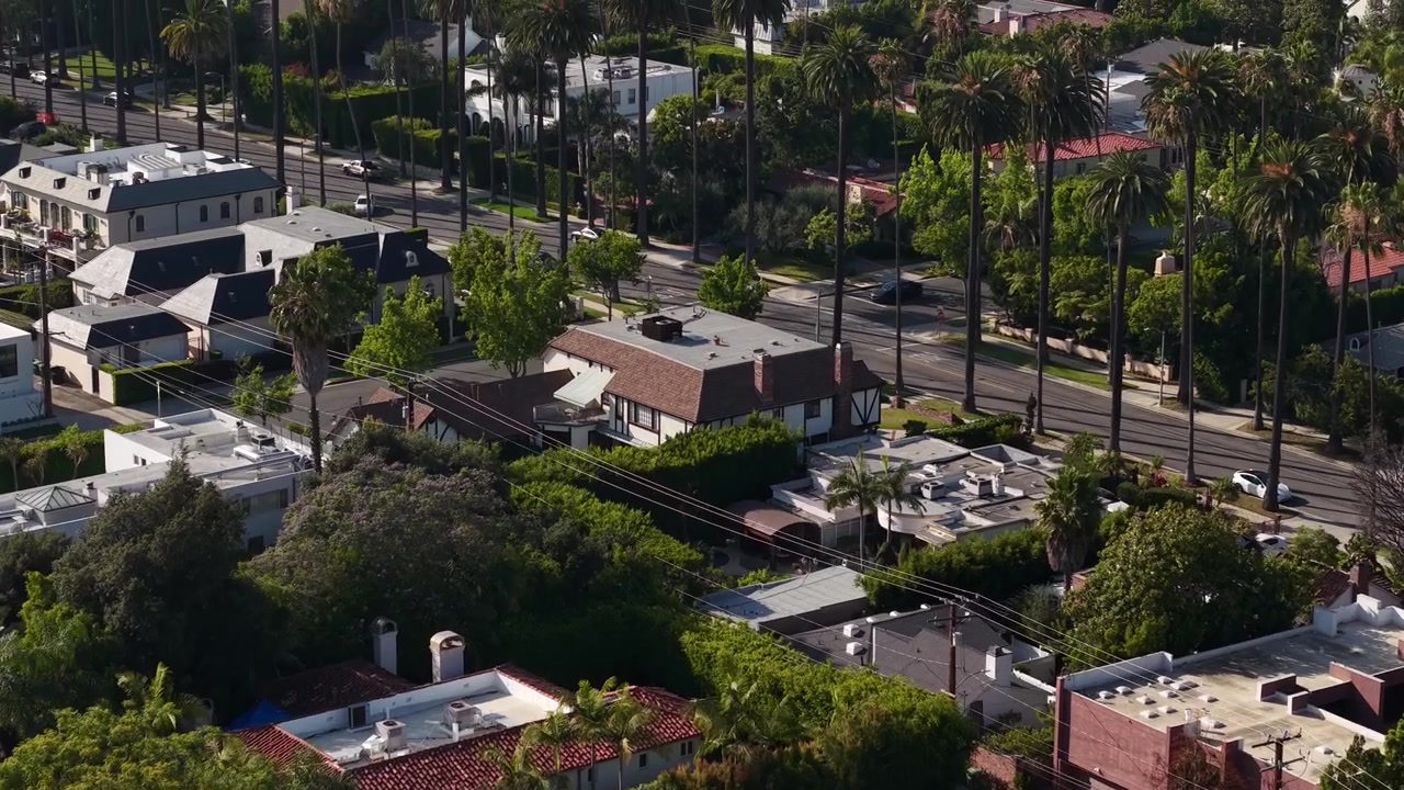 Beverly Hills, California, USA, ripresa con drone degli edifici della comunità The Flats e delle case di lusso.