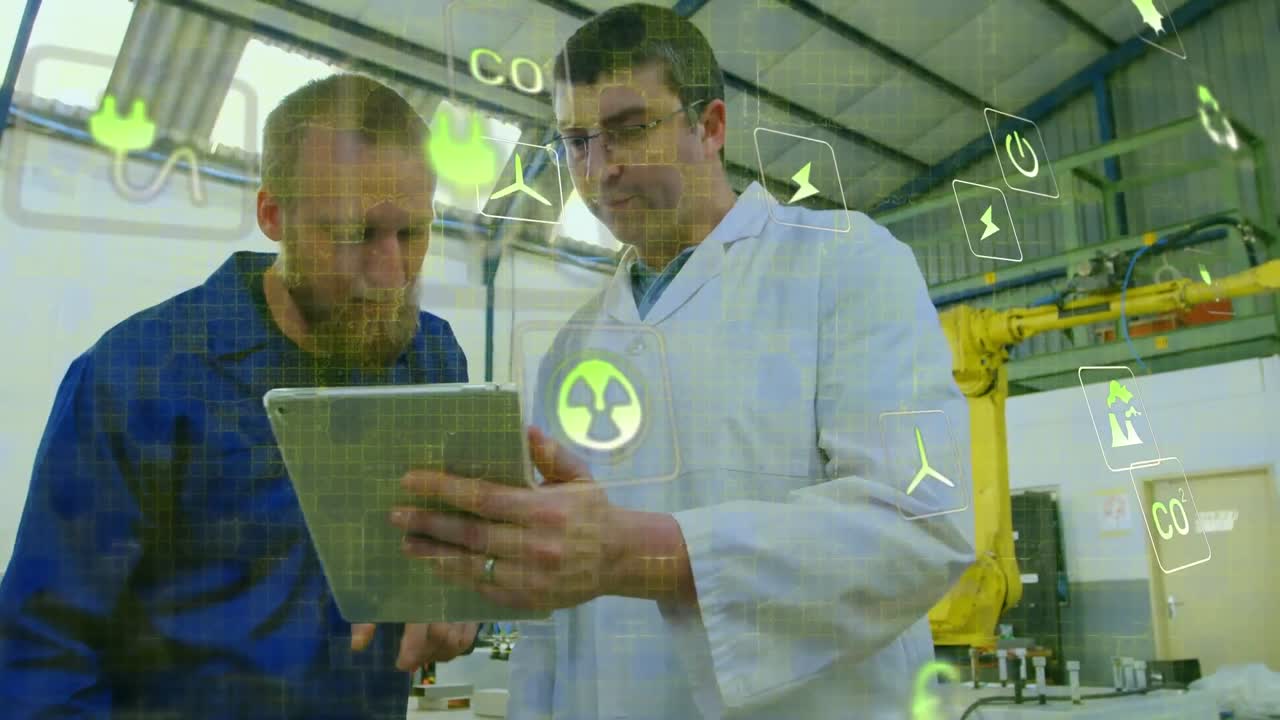 los ingenieros robóticos están discutiendo sobre una tableta digital.