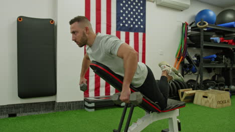personas deportivas entrenan en un club de fitness de lujo