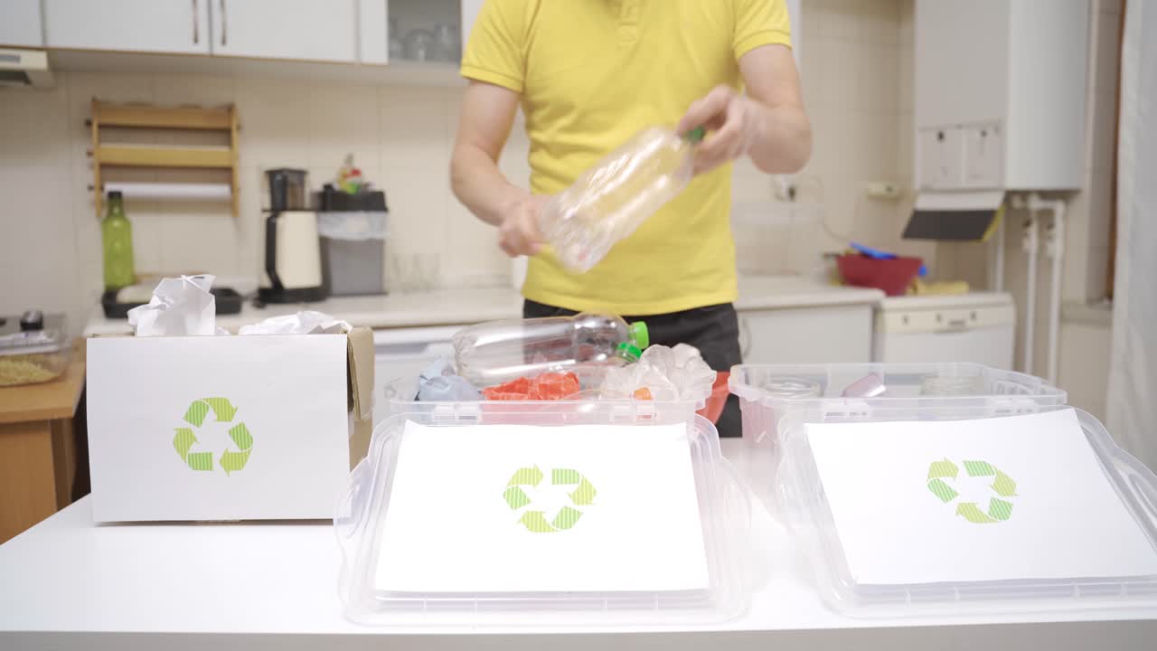 집에서 재활용하는 사람. 재활용에 관심이 있는 사람.