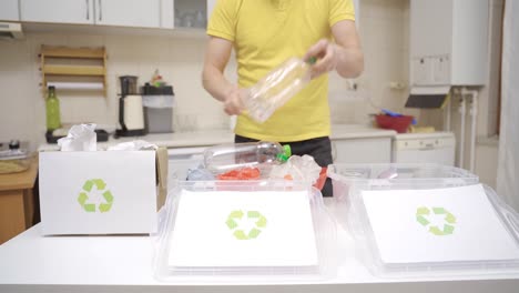 el reciclaje en casa. el hombre que se preocupa por el reciclaje.