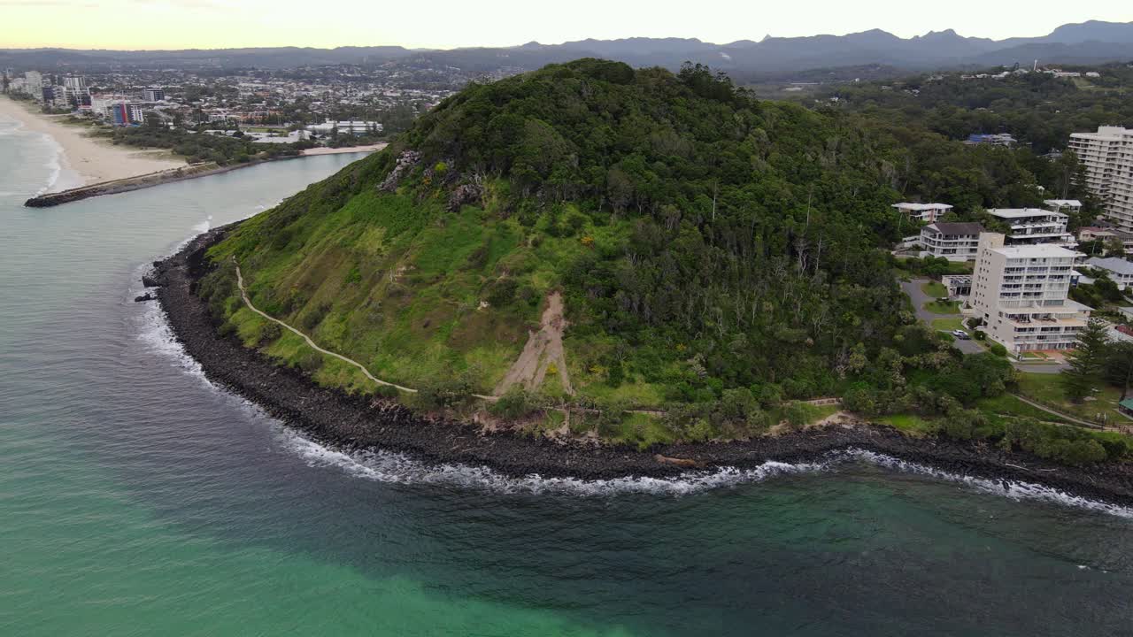burleigh heads 국립 공원의 곶에서 산사태 - 호주 qld의 tallebudgera creek 입