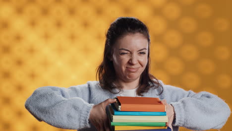 Mujer-Eligiendo-Entre-Libros-Físicos-Y-Libros-Electrónicos,-Prefiriendo-El-Ereader-Por-Su-Ligereza.