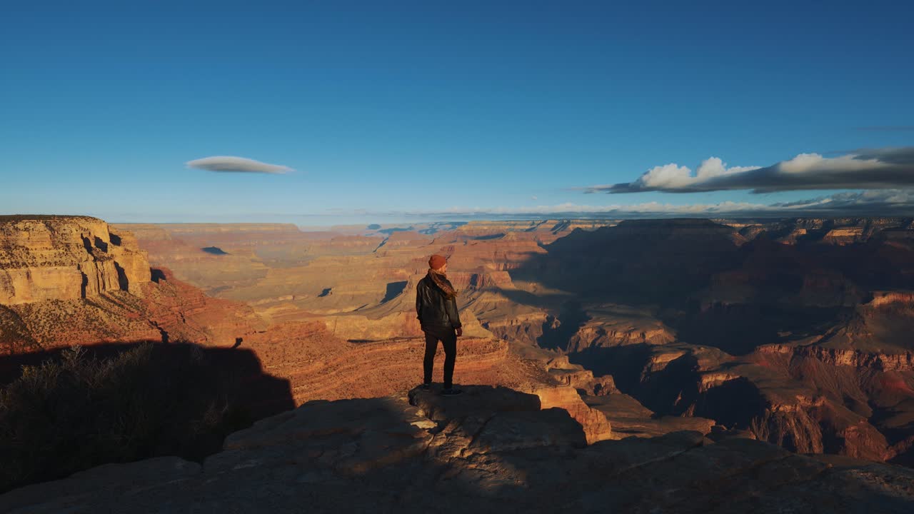 un joven de pie en el gran cañón, arizona