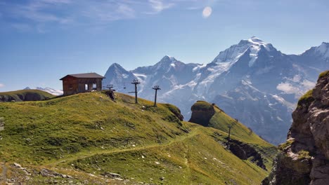 impresionantes prados verdes en la parte superior de la estación de esquí en el verano con vistas a las montañas en la zona alta alpina