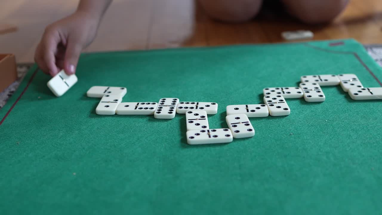 Gioco del domino su tavolo verde
