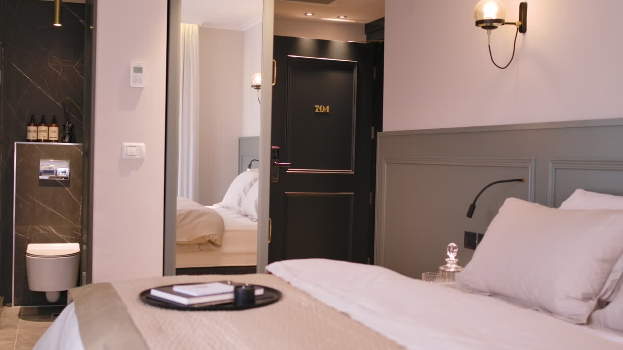 elegante dormitorio de hotel con interiores de diseño minimalista en colores claros