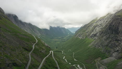 el lapso de tiempo de la escalera del troll noruego en las montañas de la costa oeste de noruega