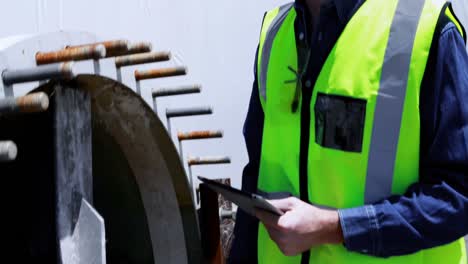 Trabajador-Masculino-Usando-Tableta-Digital-Mientras-Examina-El-Túnel-De-Concreto-4k