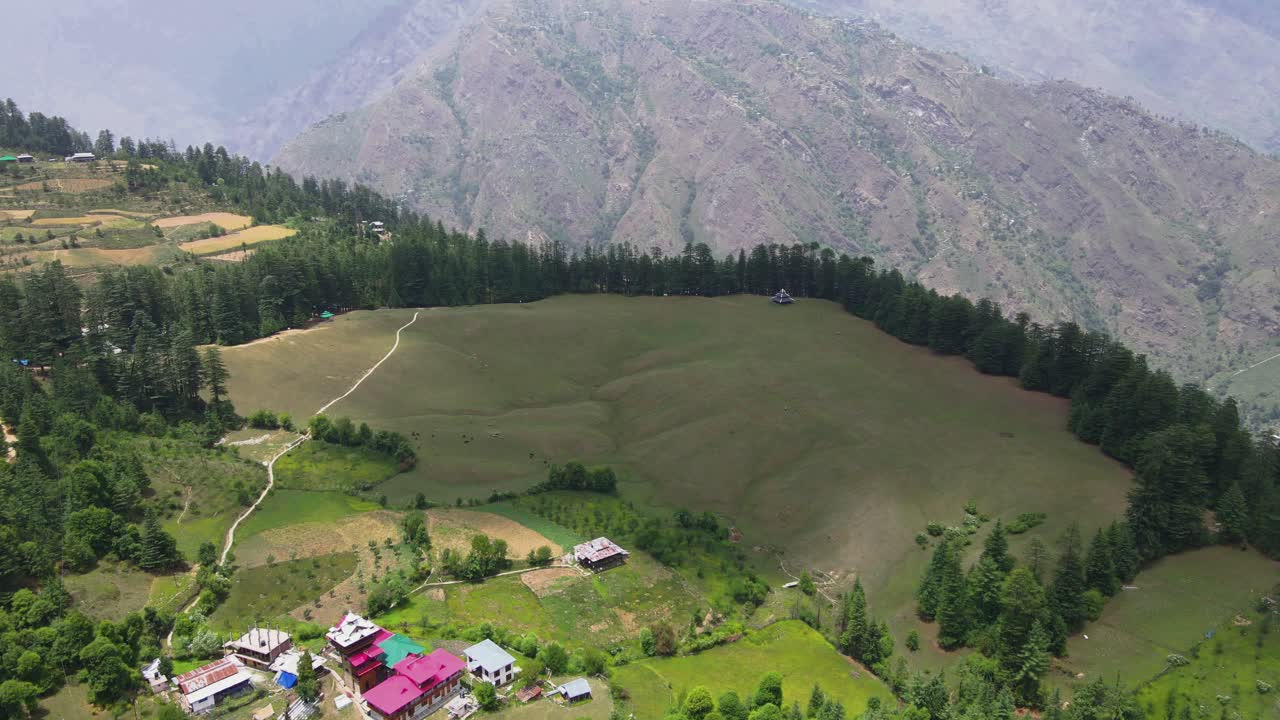 toma de drones de un pequeño pueblo en el valle de sainj en himachal pradesh cerca de manali, kasol-9