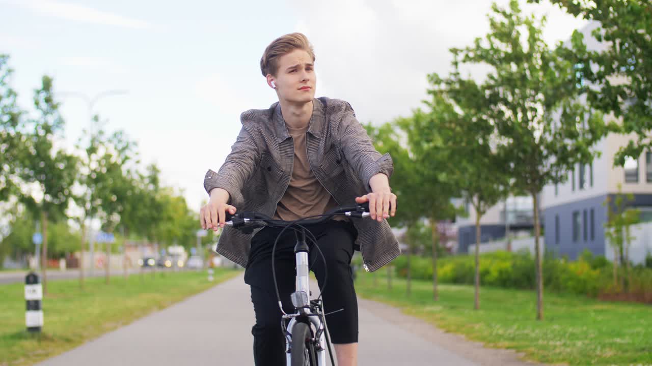 도시 거리에서 자전거를 타는 젊은 남자