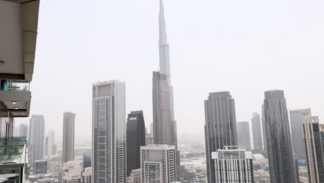 vistas del burj khalifa y los edificios cercanos