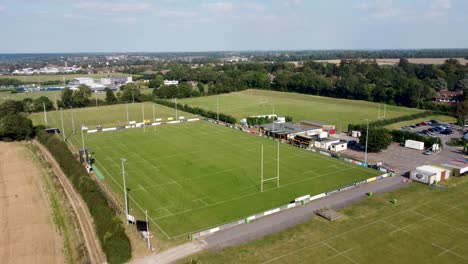 Antena-Que-Se-Eleva-Sobre-Los-Terrenos-Del-Complejo-Del-Club-De-Rugby-De-Canterbury