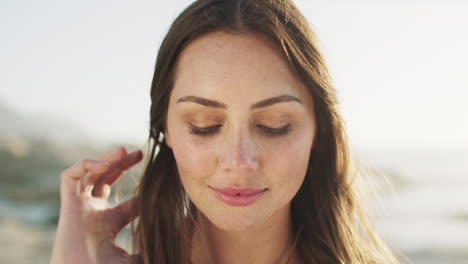cara, belleza y mujer en la playa de vacaciones