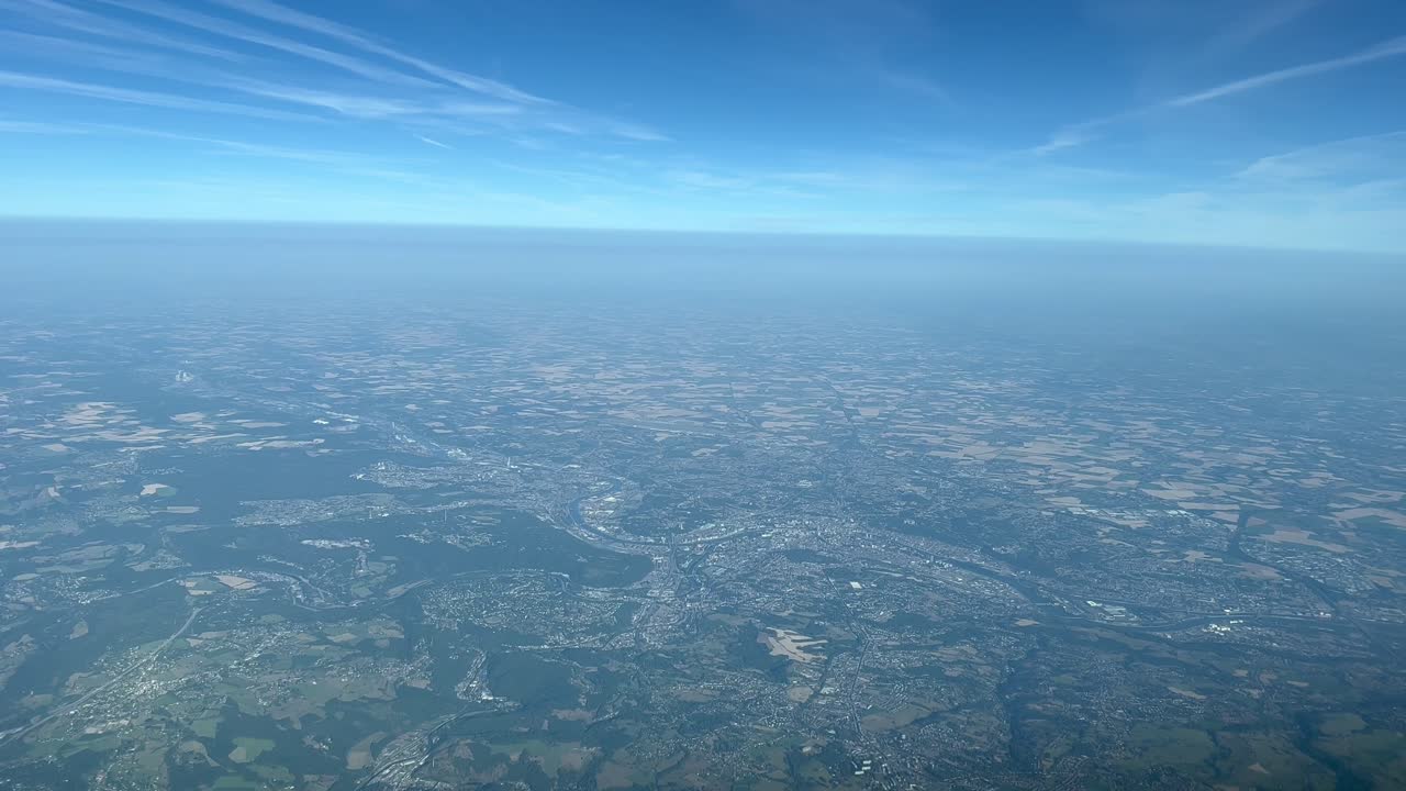 vista aérea de la ciudad de lieja, a 7000 m de altura desde la cabina de un jet durante un espléndido amarre de verano.