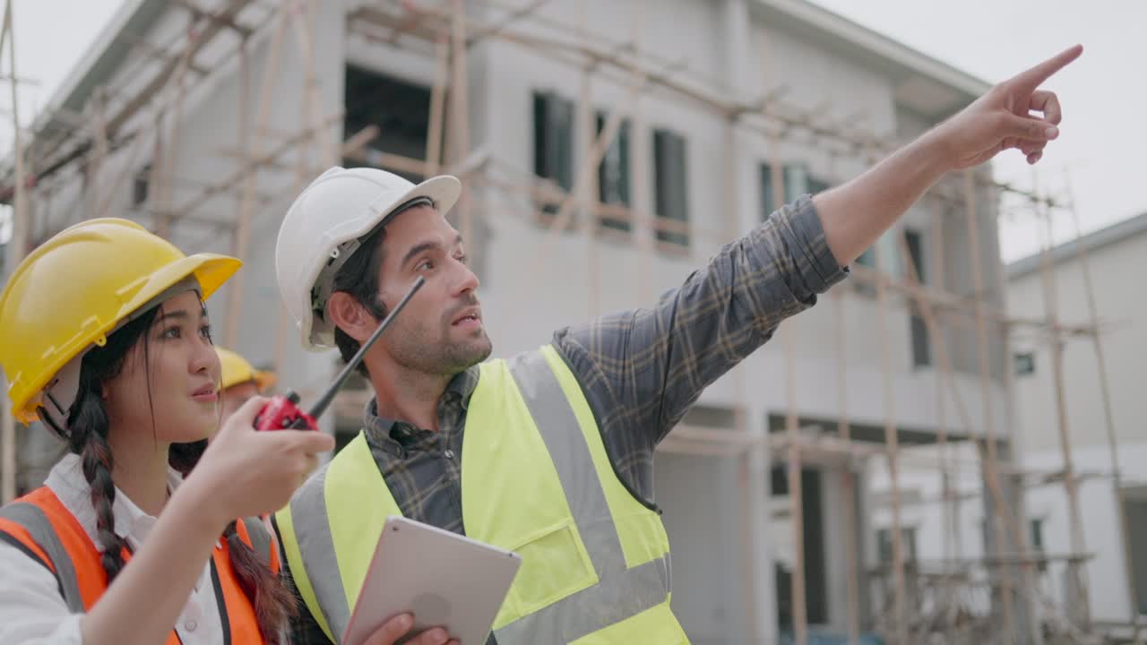 ingeniero civil o arquitecto masculino discutiendo con el contratista del equipo sobre el diseño de estilos de construcción e inspeccionando el progreso del proyecto de vivienda en los sitios de construcción.