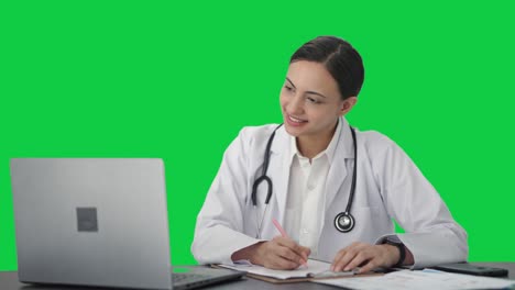 Feliz-Estudiante-De-Doctora-India-Estudiando-Para-Exámenes-Pantalla-Verde