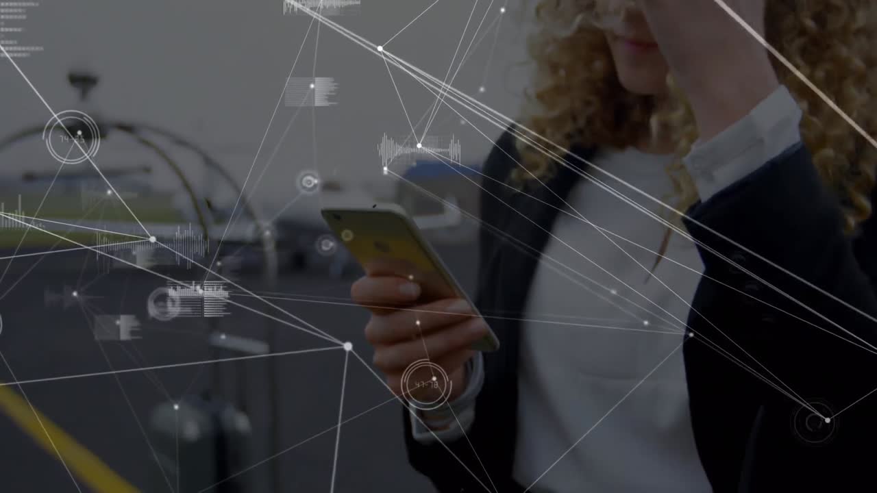 animación del procesamiento de datos sobre una mujer de negocios caucásica que usa un teléfono inteligente