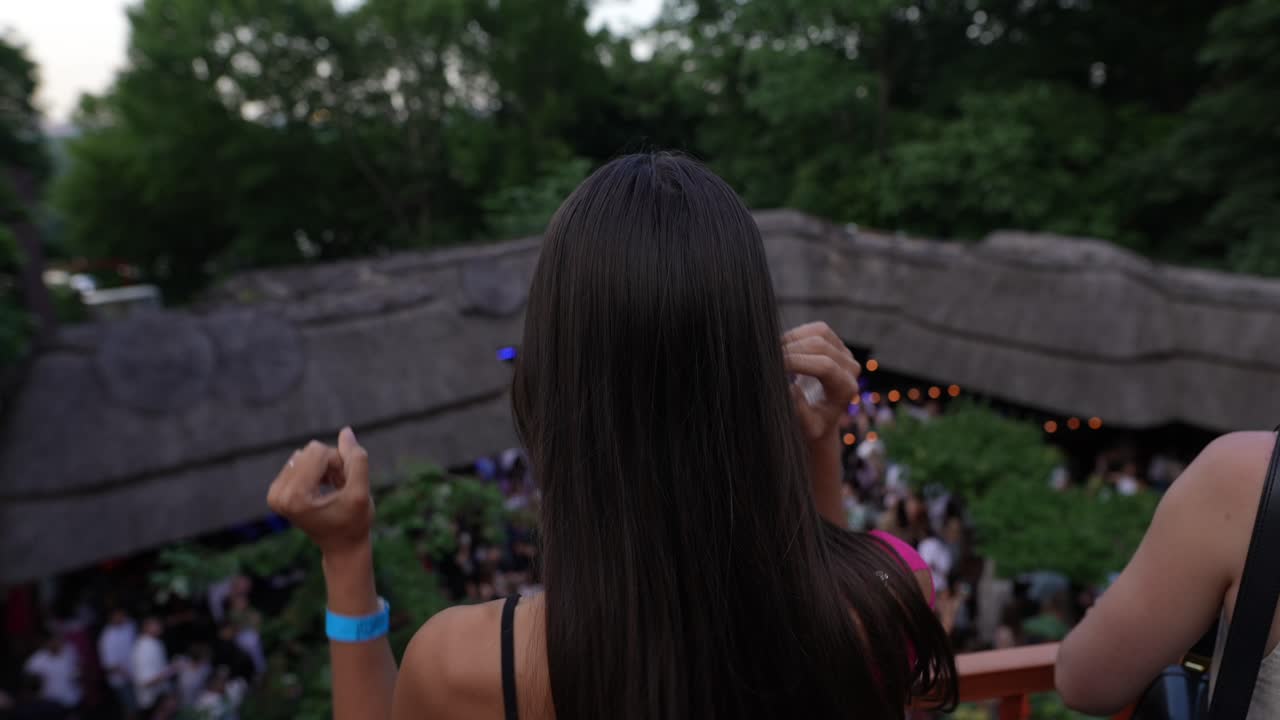 야외 지붕 장소 의 파티