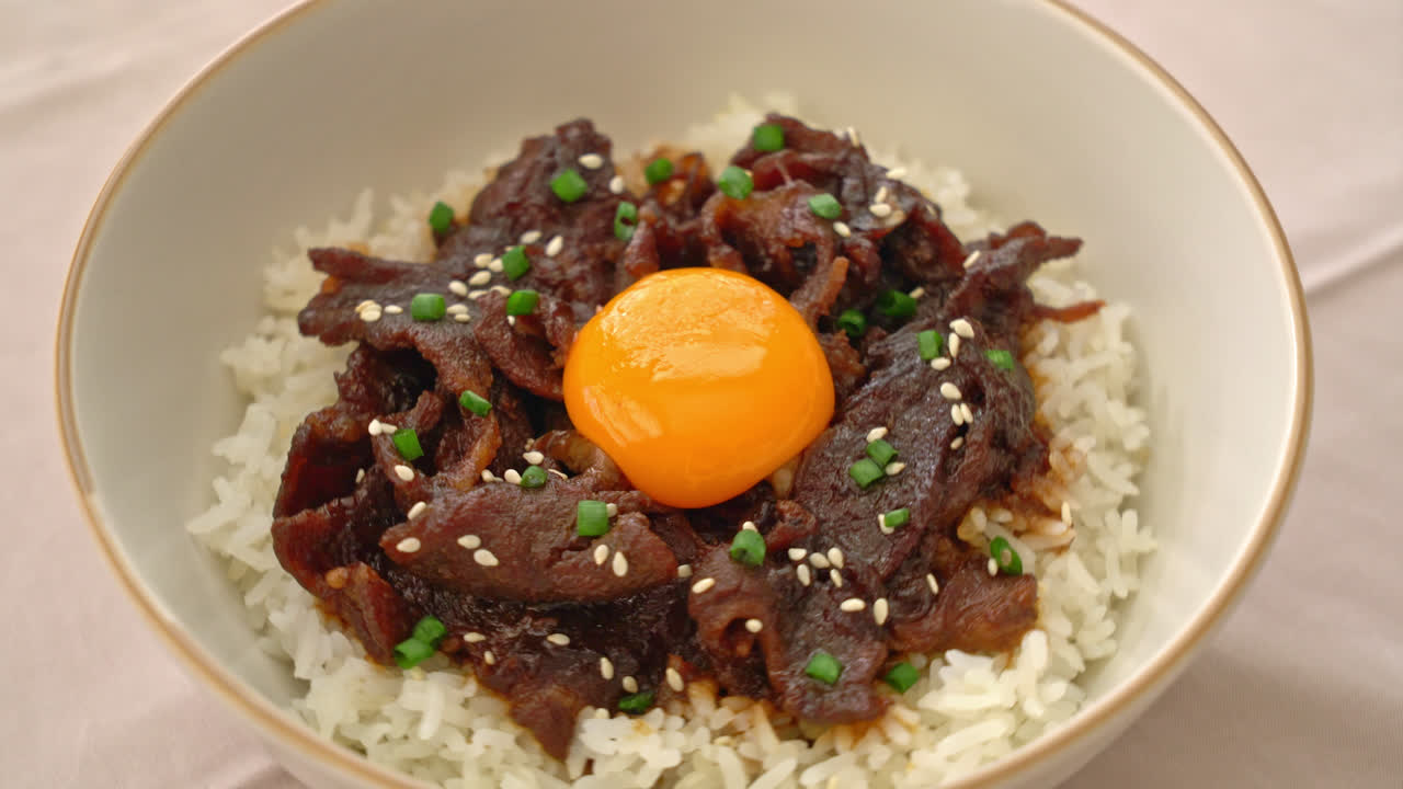arroz con cerdo con sabor a soja o tazón de donburi de cerdo japonés - estilo de comida asiática