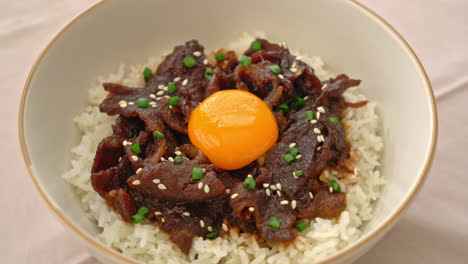 rice with soy-flavoured pork or japanese pork donburi bowl - asian food style