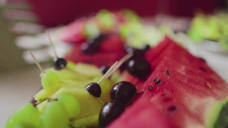 sandía fresca en rodajas y cerezas frescas