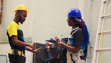 electricista haciendo una comprobación de fugas del sistema hvac