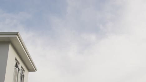 Weißes-Haus-Und-Blauer-Himmel-Und-Wolken-An-Einem-Sonnigen-Tag