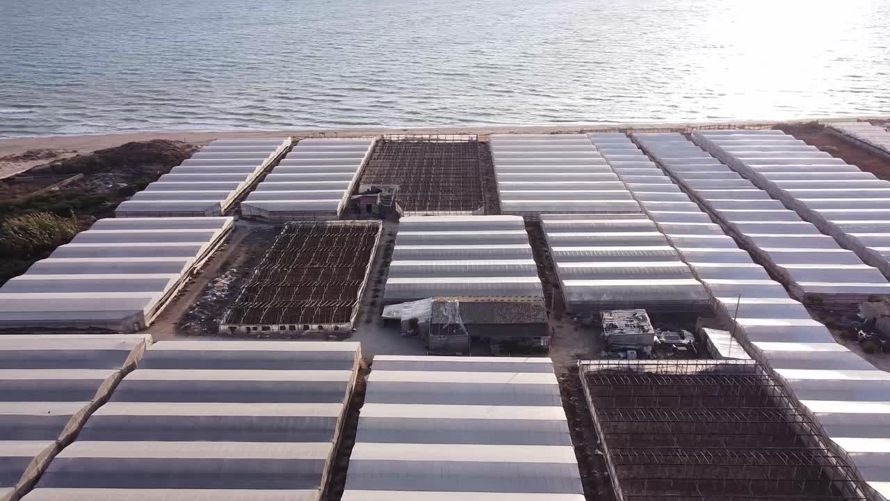 granja de invernadero junto al mar. italia