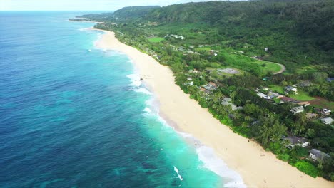 Atemberaubender-Rückzug-Aus-Der-Luft-über-Den-Berühmten-North-Shore-Beach-Von-Oahu,-Hawaii