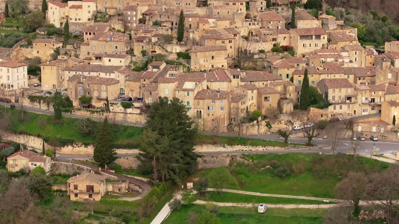 Vista aerea dello storico villaggio di Lacoste e del suo castello illuminati dall'alba.